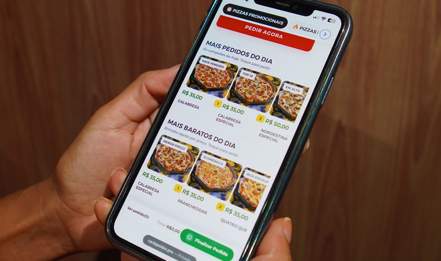 Empreendedor organizando produtos e atendimento pelo digital